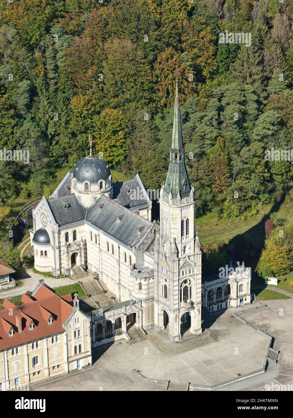 VUE AÉRIENNE.Basilique du Bois Chenu, construite sur le site où Jeanne d'Arc entendit des voix.Domrémy-la-Pucelle, Vosges, Grand est, France. Banque D'Images
