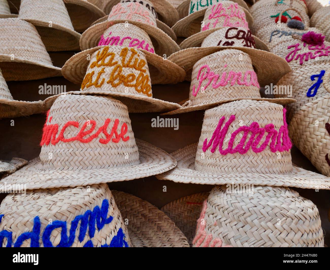 Gros plan de chapeaux de paille à vendre dans le souk de Marrakech, place  des Evices, Maroc Photo Stock - Alamy