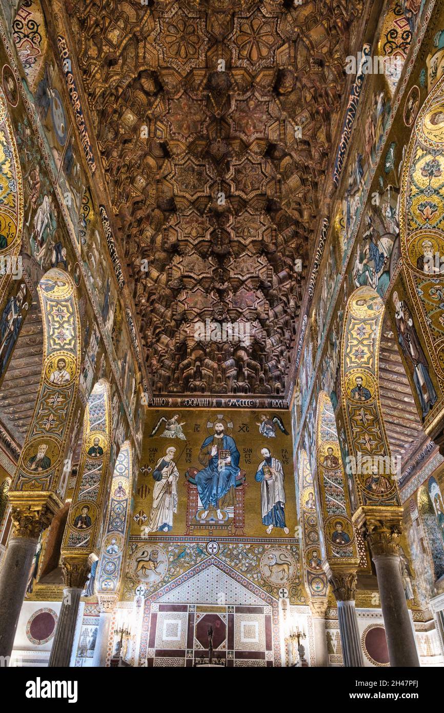 Vue à angle bas sur le plafond en bois de la chapelle palatine à l'intérieur du palais Normans à Palerme Banque D'Images