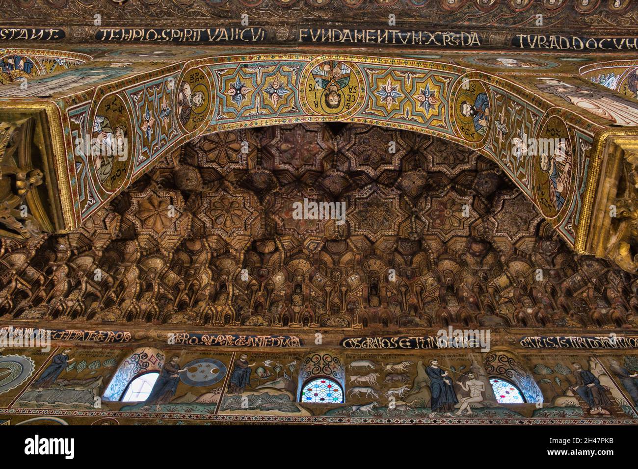 Vue à angle bas sur le plafond en bois de la chapelle palatine à l'intérieur du palais Normans à Palerme Banque D'Images