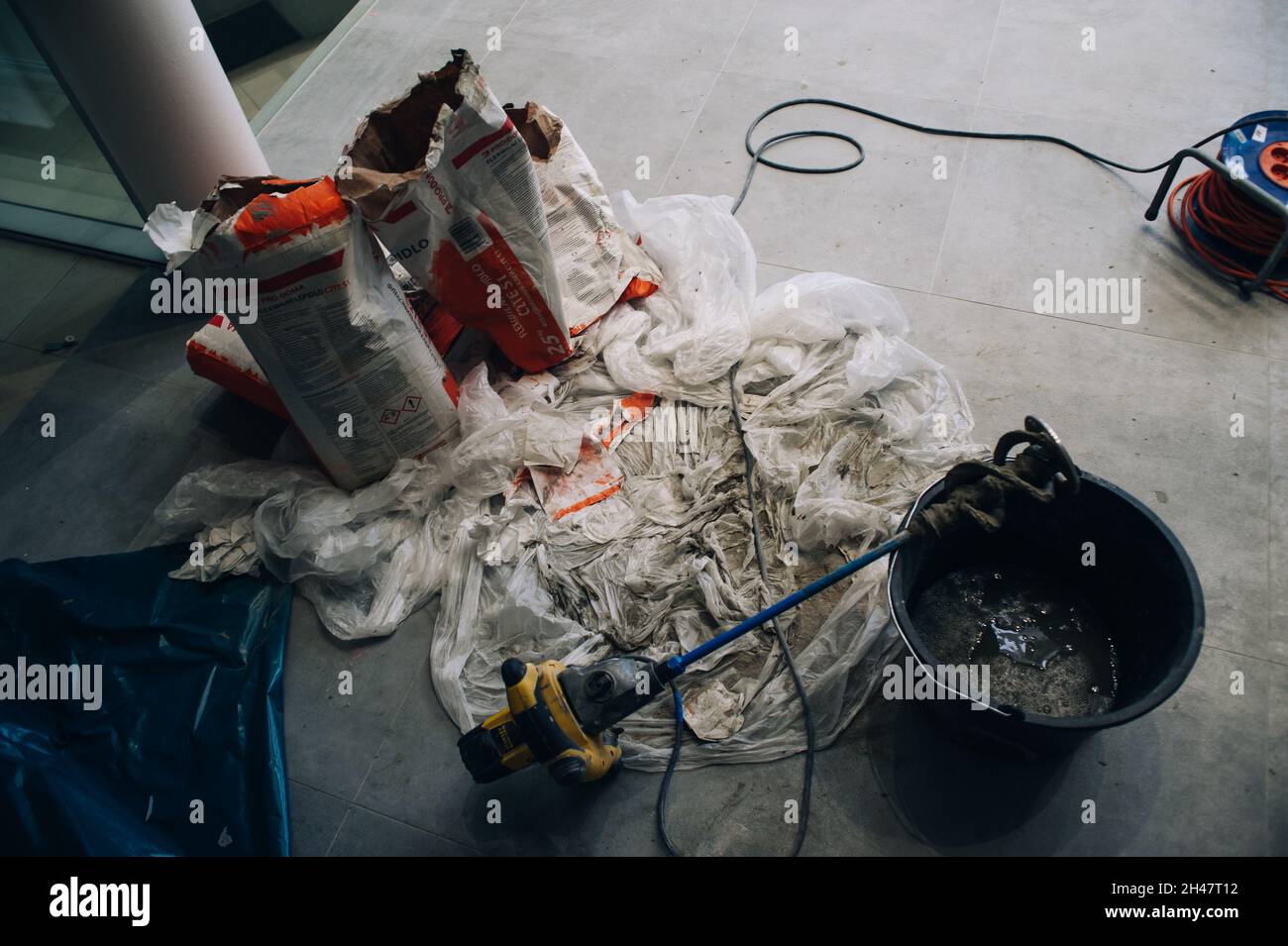 Vue de dessus des matériaux de construction placés sur un tissu blanc au sol Banque D'Images