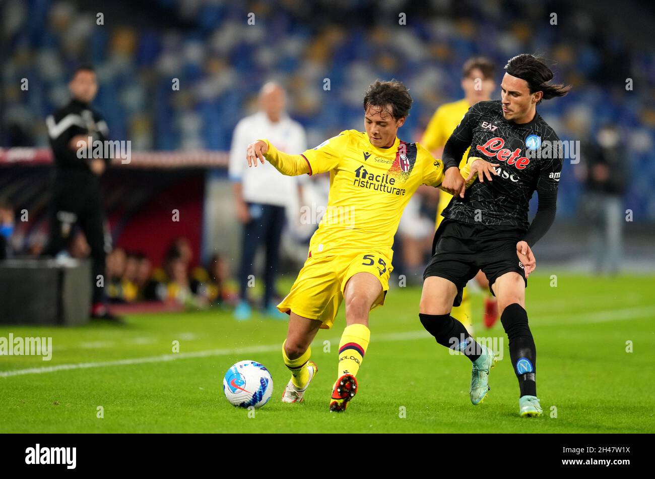 NAPLES, ITALIE - OCTOBRE 28: Elif Elmas de SSC Napoli concurrence pour le ballon avec Emanuel Vignato du FC de Bologne, pendant la série Un match entre SSC Napoli et le FC de Bologne au Stadio Diego Armando Maradona le 28 octobre 2021 à Naples, Italie.(Photo par MB Media) Banque D'Images