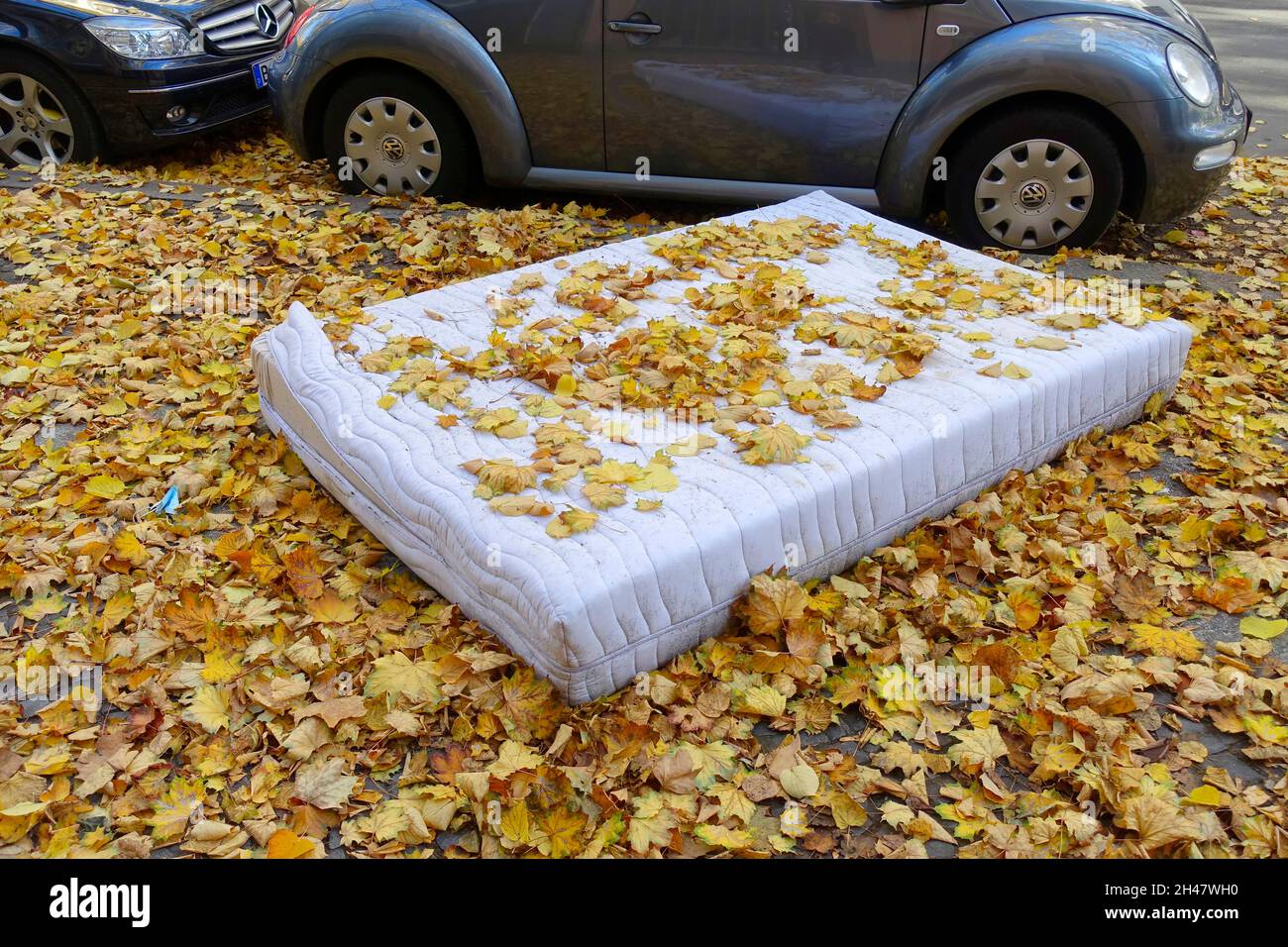 Vieux matelas jeté à Berlin Banque D'Images