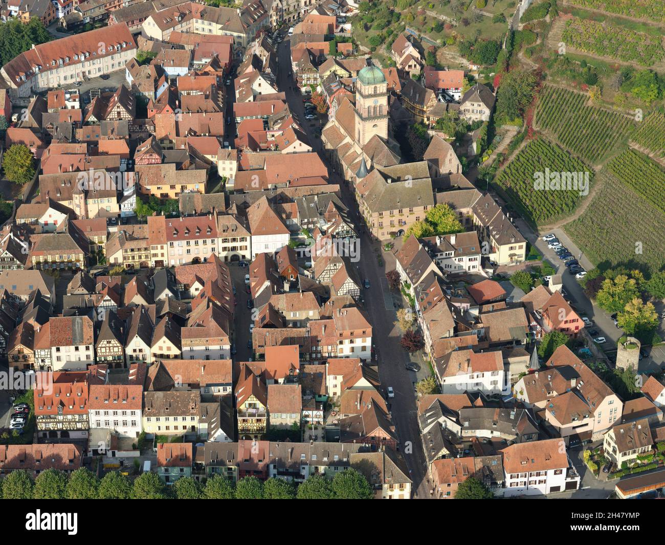 VUE AÉRIENNE.Ville pittoresque aux contreforts est des Vosges.Kaysersberg-vignoble, Alsace, Grand est, France. Banque D'Images