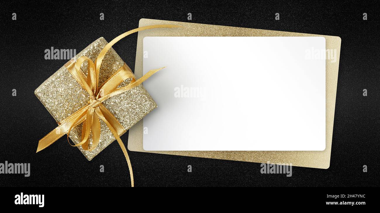 Carte cadeau du Vendredi fou avec forfait paillettes dorées et billet blanc vierge isolé sur fond noir, modèle de carte promotionnelle avec Copy spa Banque D'Images