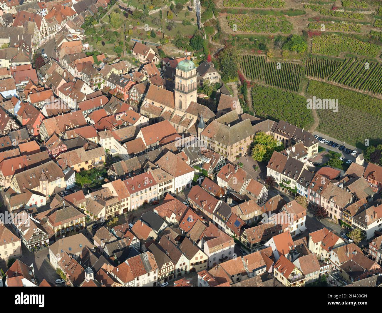 VUE AÉRIENNE.Ville pittoresque aux contreforts est des Vosges.Kaysersberg-vignoble, Alsace, Grand est, France. Banque D'Images