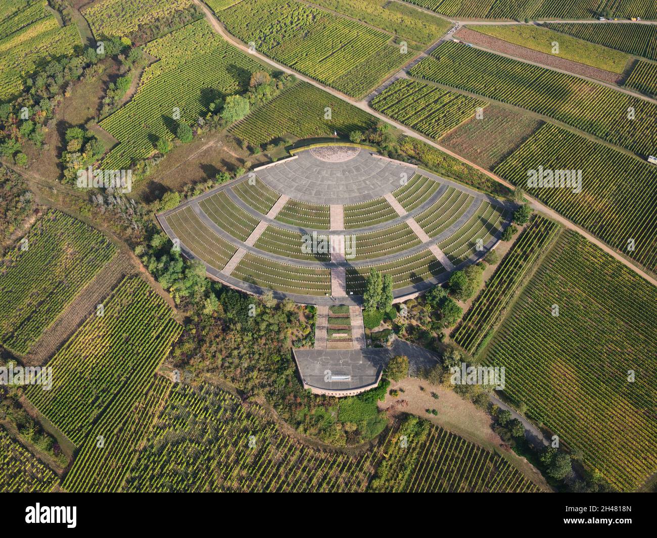 VUE AÉRIENNE.Cimetière des soldats tombés pendant la Seconde Guerre mondialeNécropole nationale de Sigolsheim, Kaysersberg-vignoble, Alsace, Grand est, France. Banque D'Images