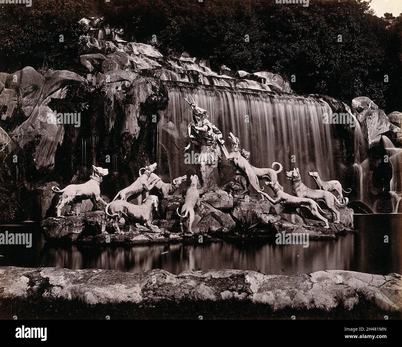 Caserta Royal Palace, Naples, Italie: Acteon attaqué par ses chiens: Sculptures devant une cascade dans les jardins du palais.Photographie, env.1870, de sculptures en marbre, env.1750. Banque D'Images