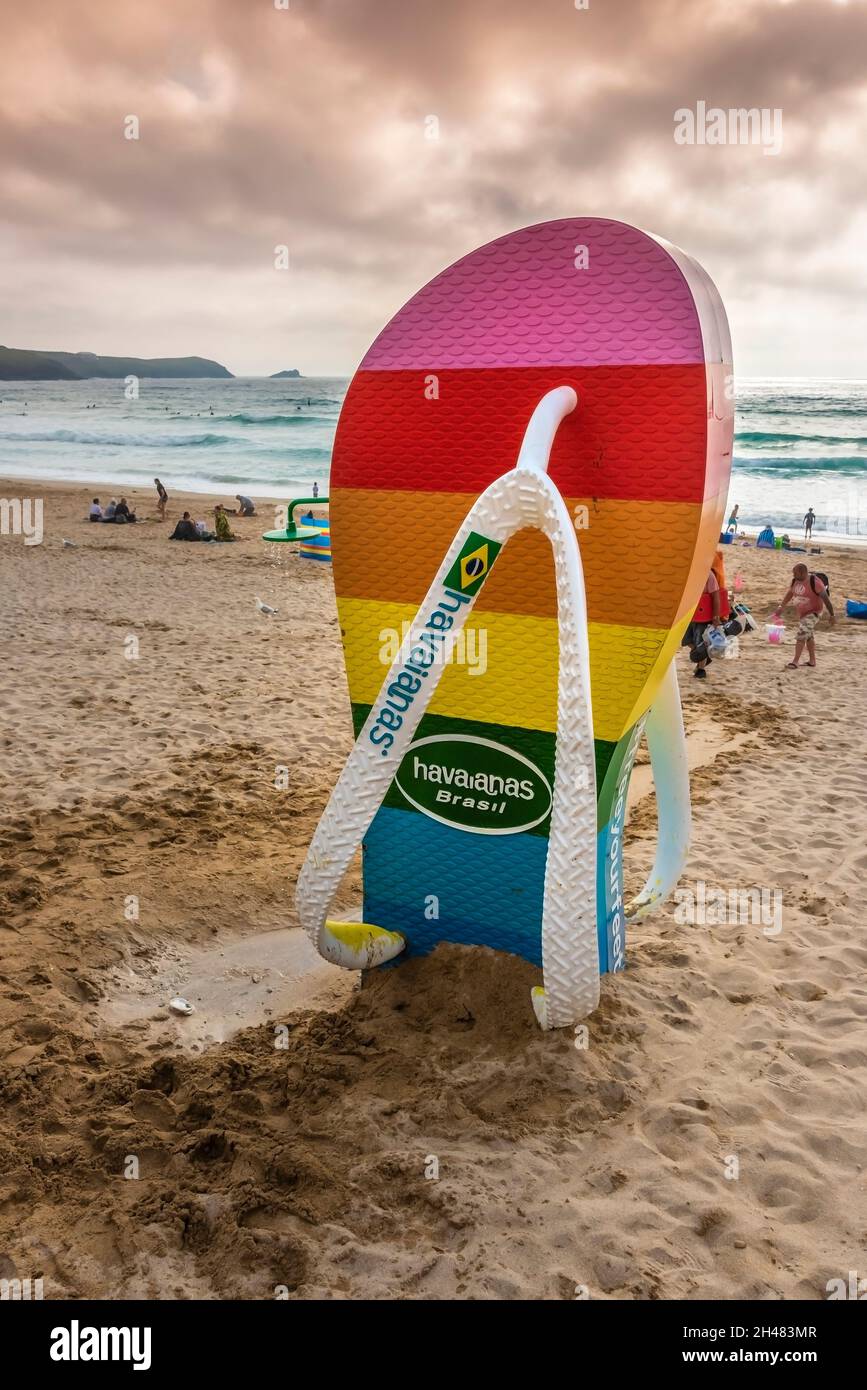 Une douche de plage colorée en forme de Havaianas Flip Flop sur Fistral Beach à Newquay en Cornouailles. Banque D'Images