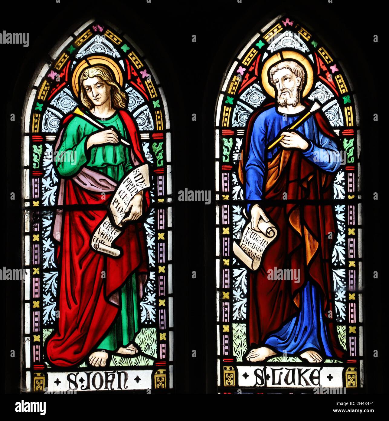 Vitraux de Michael O'Connor représentant les saints Joan et Luke, l'église St Michael & All Angels, Fringford, Oxfordshire Banque D'Images