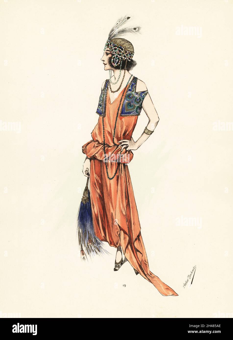 Femme en costume de fantaisie oriental.Robe en satin rouge, veste boléro bleu paon, et coiffeuse de panaches et de strass paon.Lithographie pochorale de couleur main du Carnaval parisien, Volume 10, une édition spéciale du chic parisien, publiée par atelier Bachwitz, Vienne, 1920. Banque D'Images