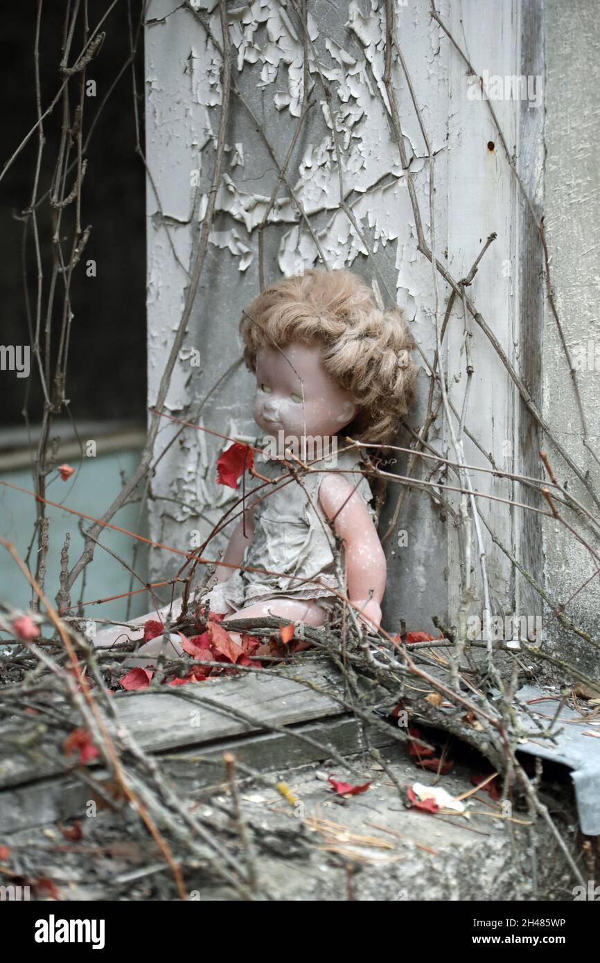 Poupée abandonnée à Pripyat dans la zone d'exclusion de Tchernobyl Banque D'Images