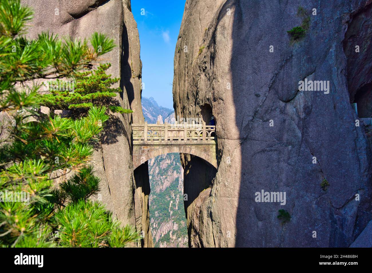 Le pont qui relie les deux collines de granit.Paysage du mont Huangshan (montagne jaune).Patrimoine mondial de l'UNESCO.Province d'Anhui, Chine. Banque D'Images