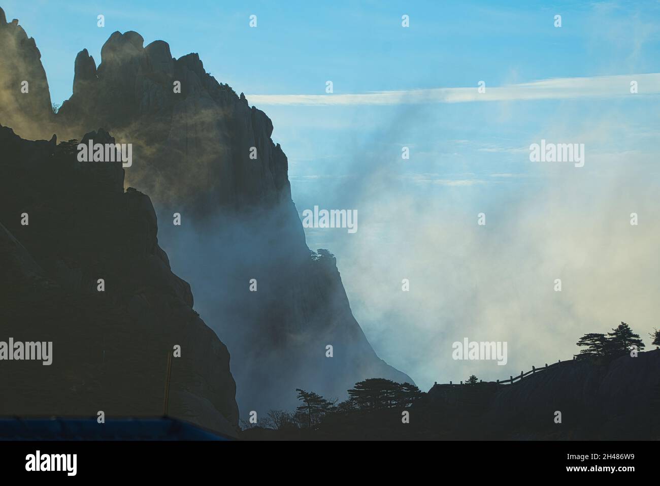 Vue dynamique sur les nuages blancs entourant une montagne de granit.Paysage du mont Huangshan (montagne jaune).Patrimoine mondial de l'UNESCO.Anhui Profi Banque D'Images