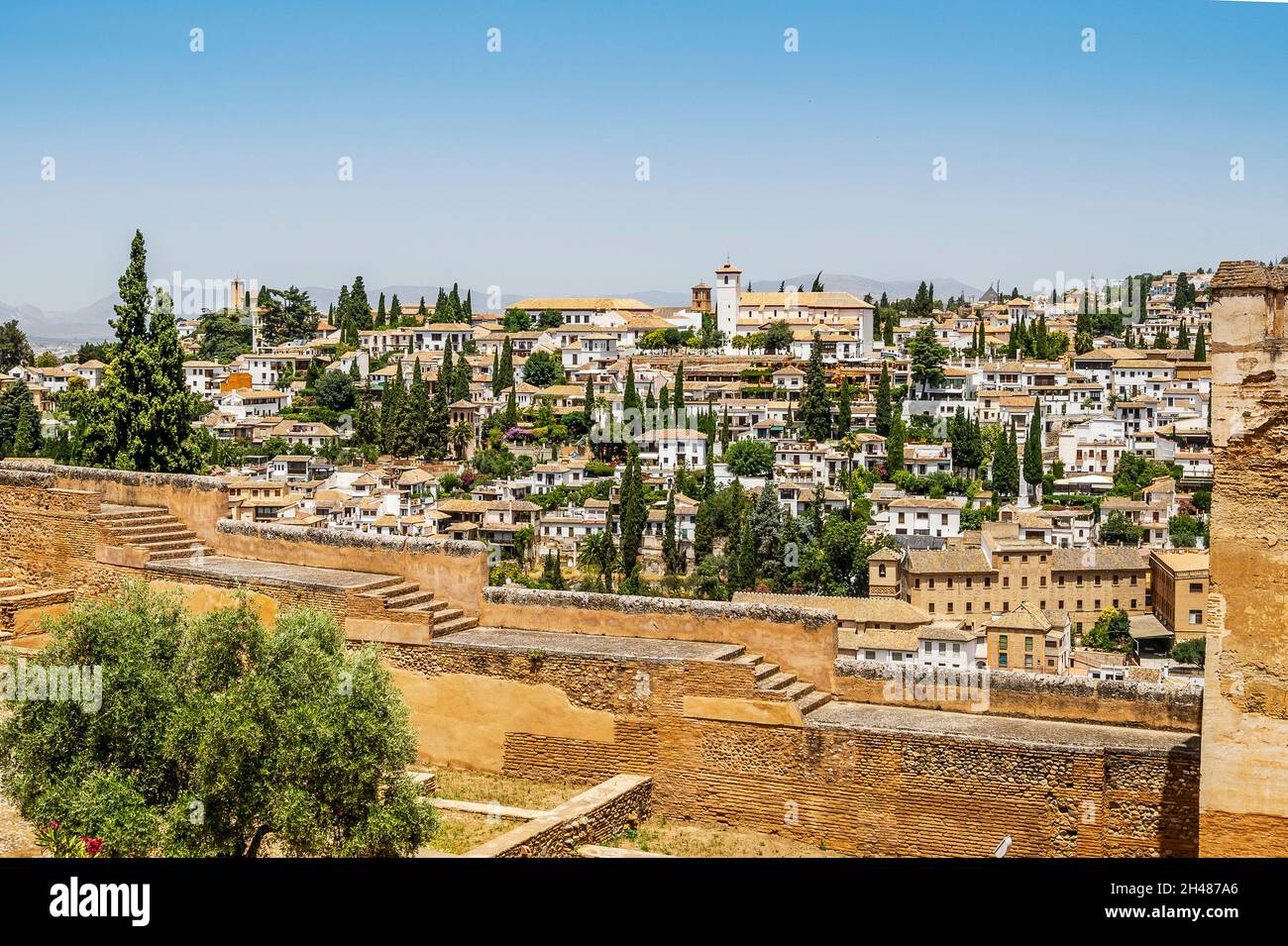 Palais de l'Alhambra complexe en premier plan et ville de Grenade en arrière-plan, Andalousie, Espagne Banque D'Images