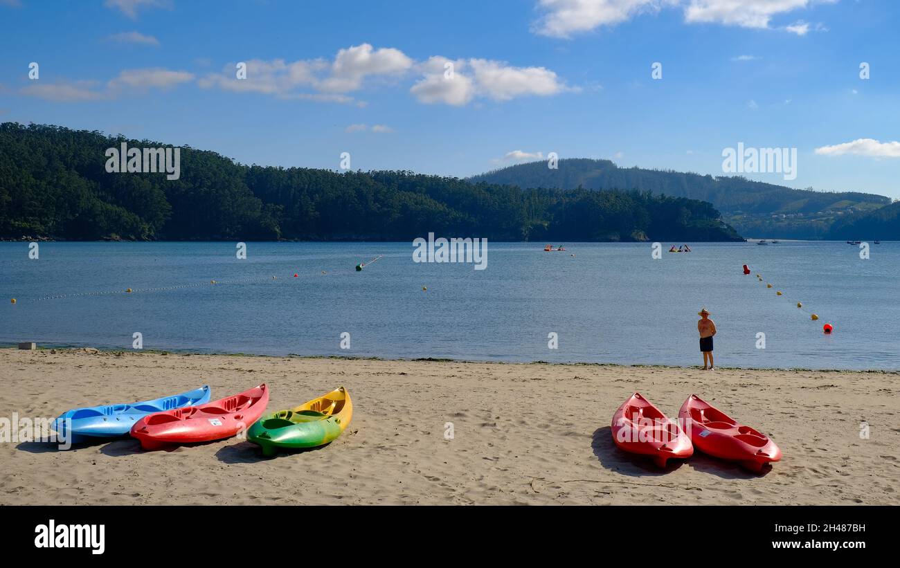 CEDEIRA, ESPAGNE - 15 juillet 2021 : une rangée de kayaks sur une plage de sable à Cedeira, Galice, Espagne Banque D'Images