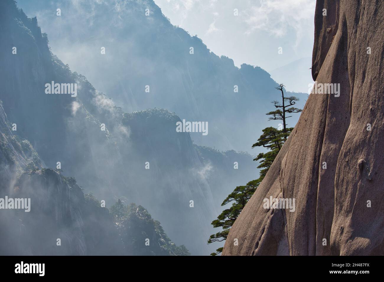 Vue dynamique sur les nuages blancs entourant une montagne de granit.Paysage du mont Huangshan (montagne jaune).Patrimoine mondial de l'UNESCO.Anhui Profi Banque D'Images