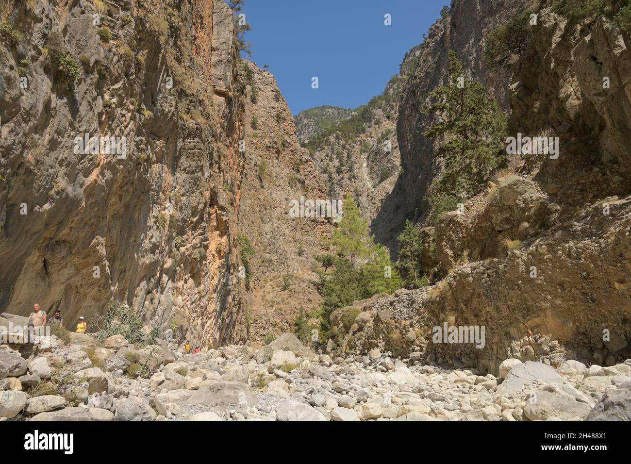 Wanderweg, mittlere der drei Engstellen 'Eiserne Pforten' portes, Samaria Schlucht, Kreta, Griechenland Banque D'Images
