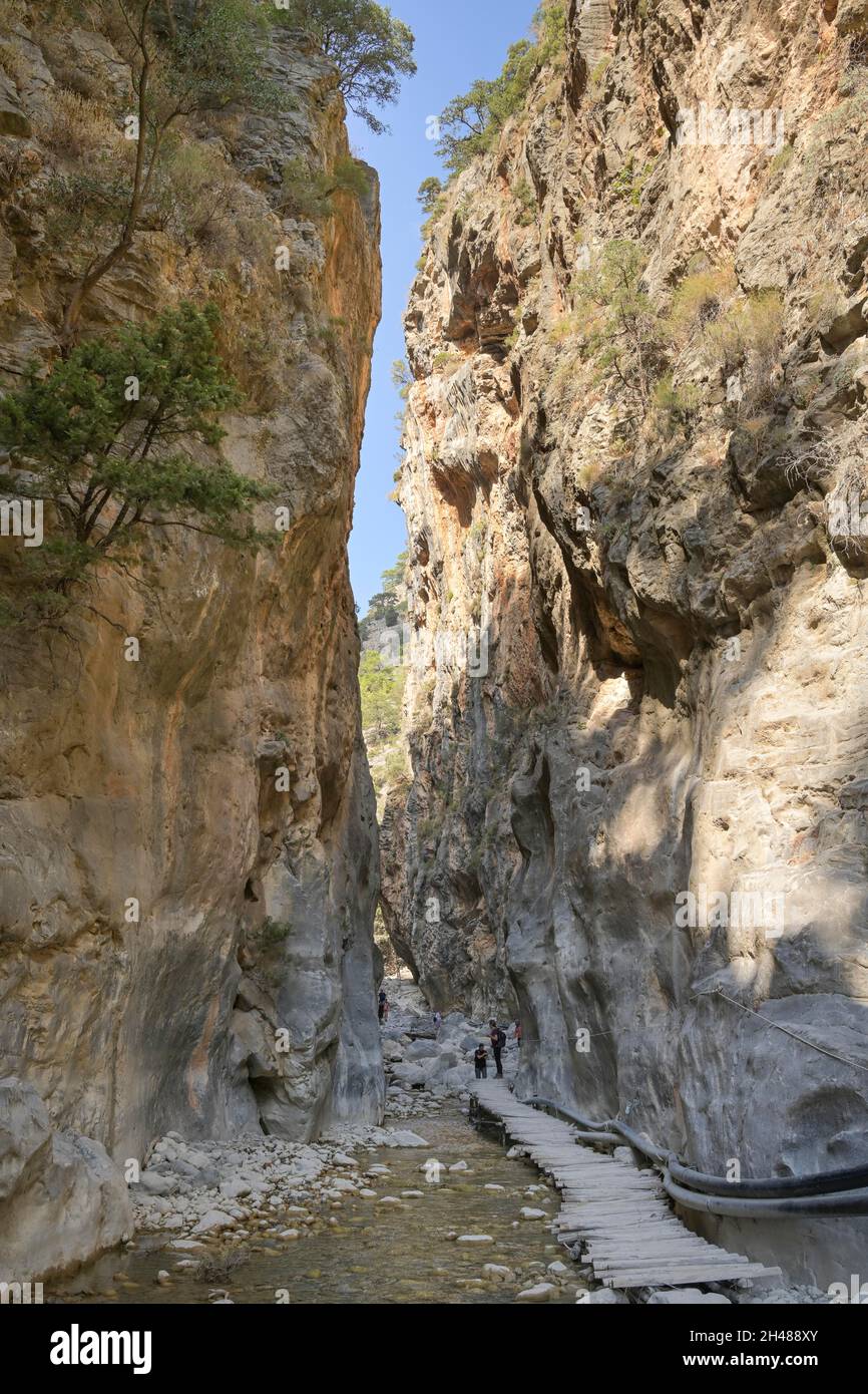 Wanderweg, untere der drei Engstellen 'Eiserne Pforten' portes, Samaria Schlucht, Kreta, Griechenland Banque D'Images