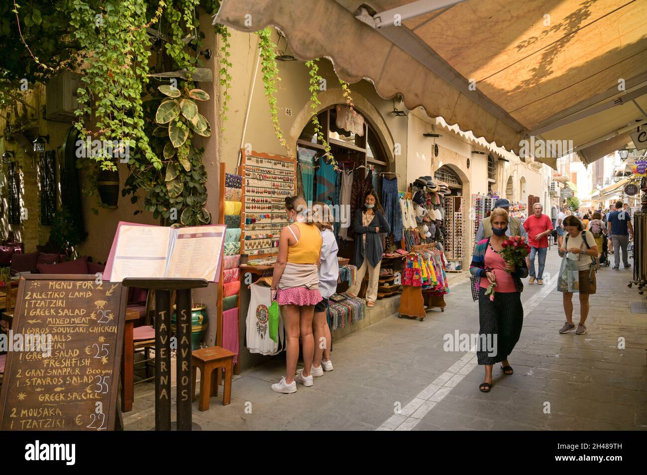 Andenkengeschäft Rosenverkäuferin, Gasse, Altstadt, Rethymno, Kreta,Griechenland Banque D'Images