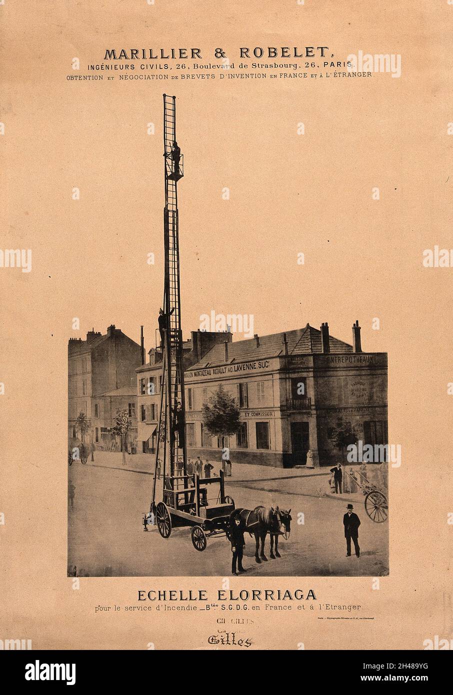 Les pompiers grimpent sur une longue échelle allongée fixée à une charrette tirée par des chevaux qui se trouve au milieu d'une rue.Traiter l'impression. Banque D'Images