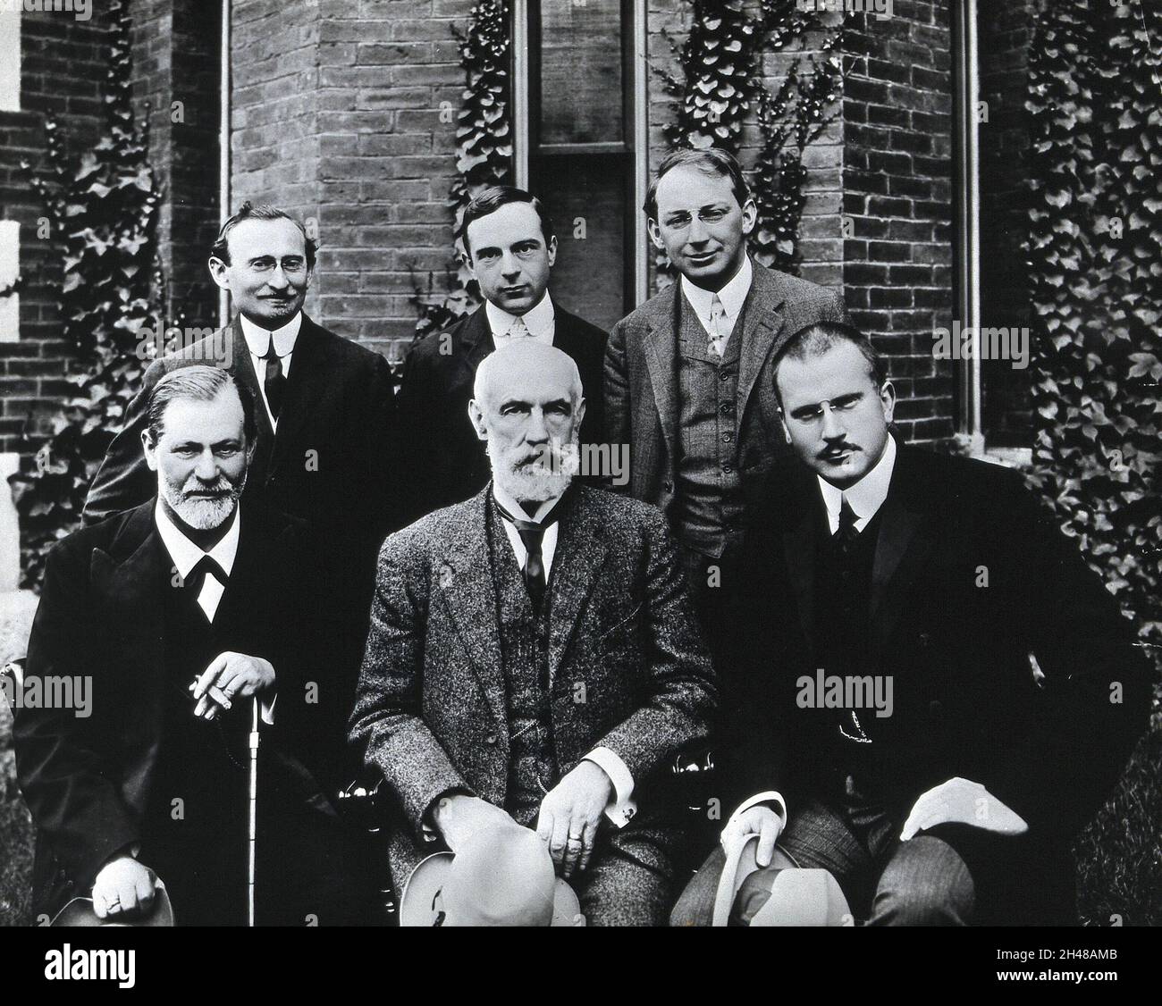 Sigmund Freud, Stanley Hall, Carl Gustav Jung, Abraham Arden Brill, Ernest Jones et Sándor Ferenczi.Photographie, 1909. Banque D'Images