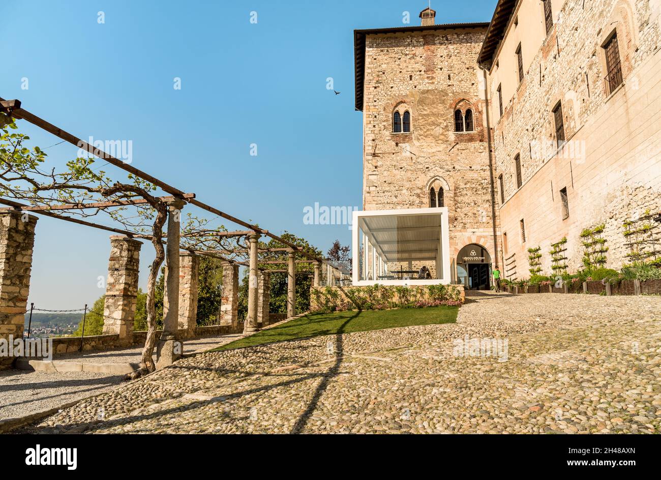 Angera, Italie - 20 avril 2018 : cour intérieure de Rocca Borromeo di Angera sur les rives du lac majeur, province de Varèse, Italie Banque D'Images