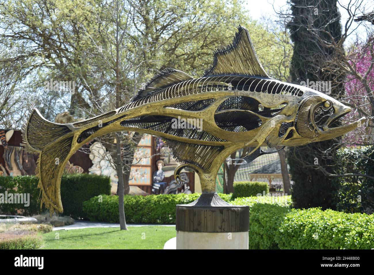 PASO ROBLES, ÉTATS-UNIS - 27 mars 2019 : sculpture de poisson dans un jardin d'un domaine viticole de Paso Robles, Californie Banque D'Images