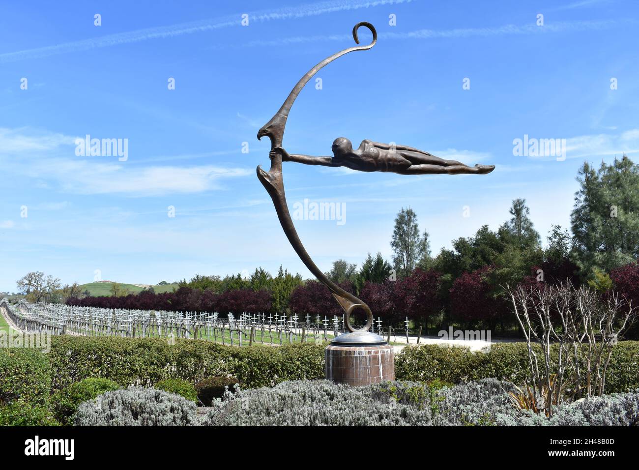 PASO ROBLES, ÉTATS-UNIS - 27 mars 2019 : un homme avec une sculpture d'art d'arc dans le jardin dans un domaine viticole de Paso Robles, Californie Banque D'Images