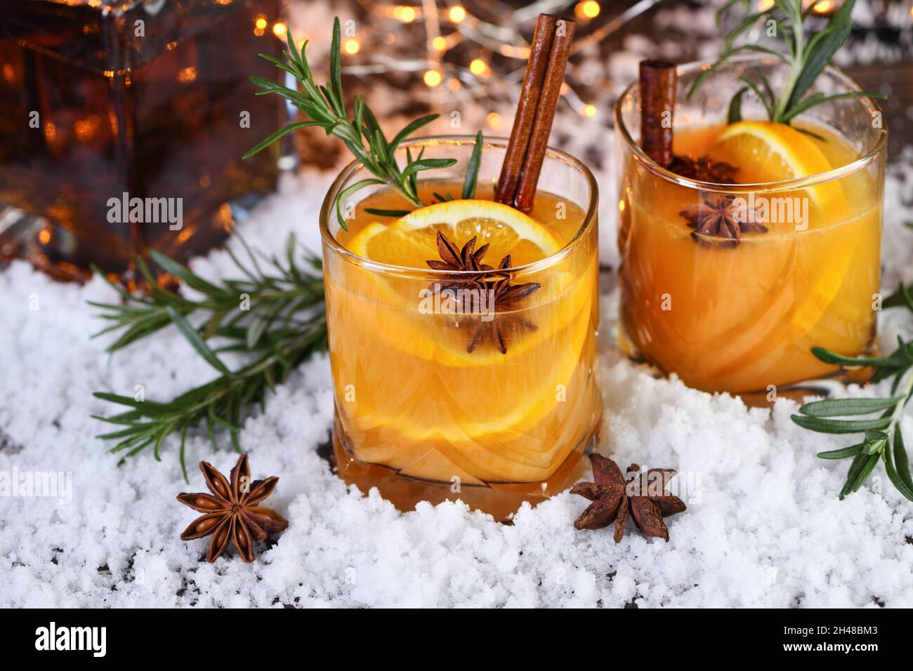 Cocktail Negroni. Bourbon à la cannelle, au jus d'orange et à l'anis étoilé. Le cocktail idéal pour les soirées froides de décembre. Banque D'Images