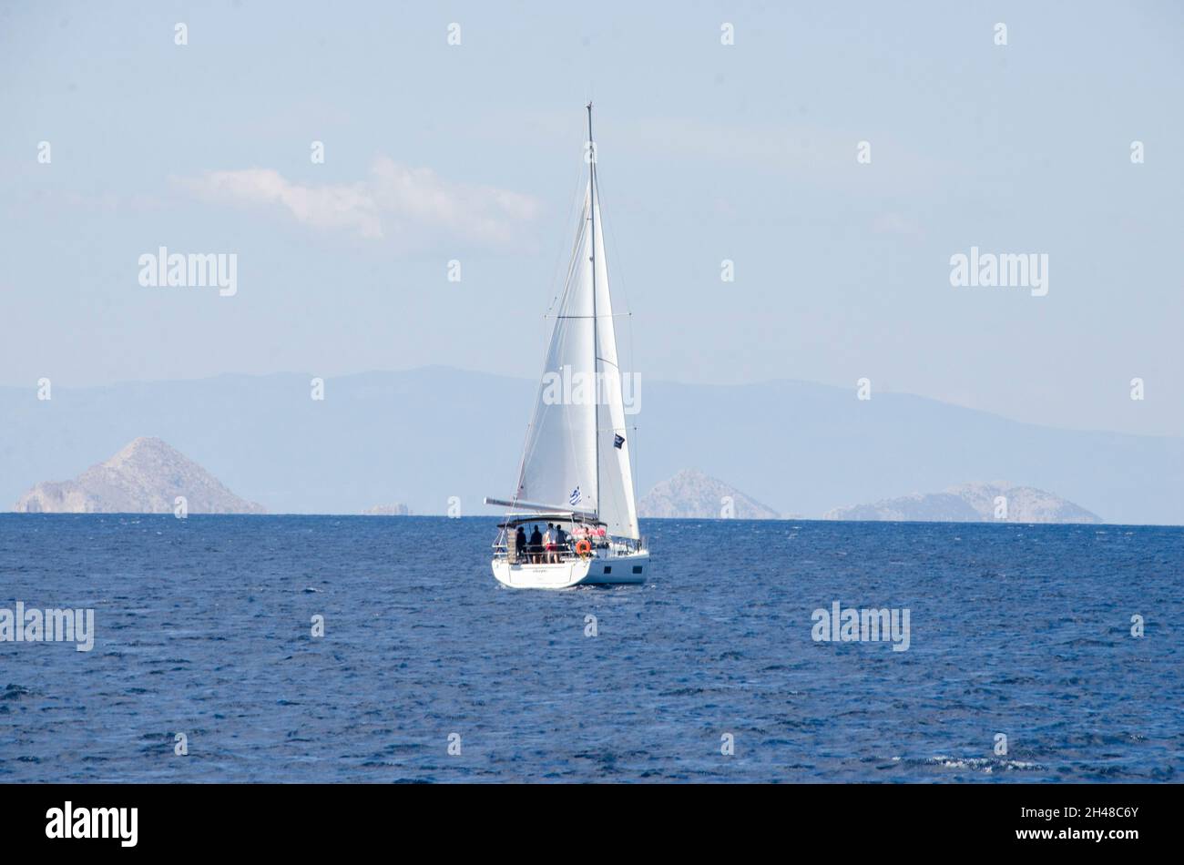 Un yacht navigue dans la mer Egée Grèce Banque D'Images