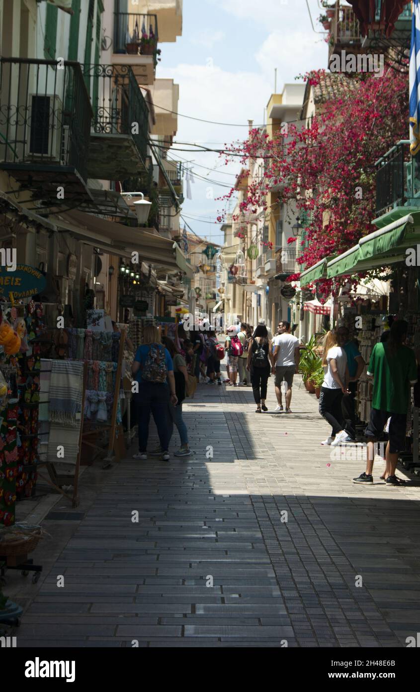 Nafplio - Grèce - Mai 25 2018 : belle ville grecque.Rue animée et animée au cœur de la vieille ville, bordée de boutiques de souvenirs.Tir vertical Banque D'Images