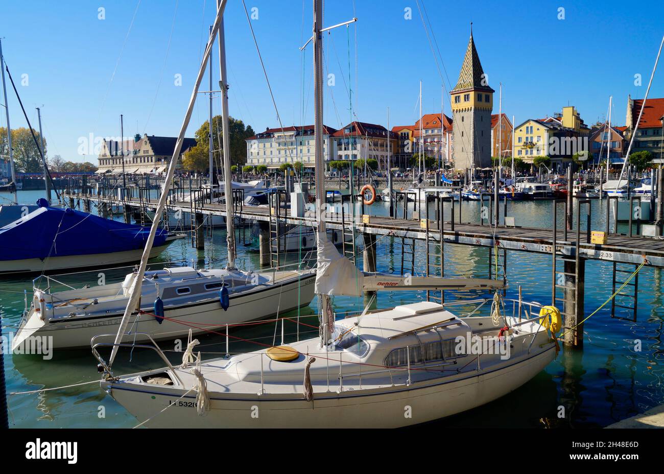 Une belle marina de l'île de Lindau sur le lac de Constance en Allemagne Banque D'Images