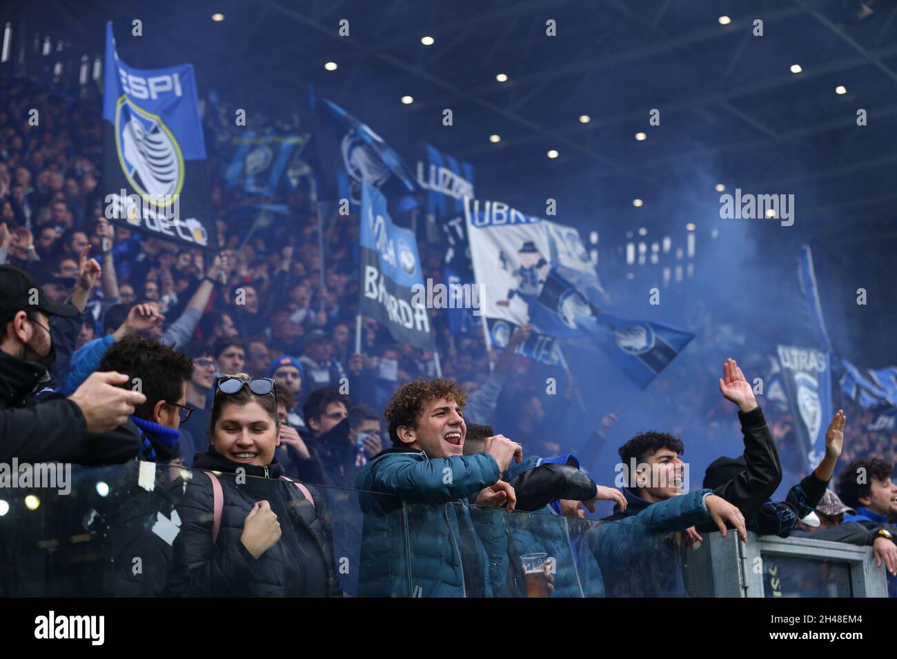 Bergame, Italie.30 octobre 2021.Atalanta Bergamasca Calcio soutient les drapeaux de vague et les bombes de fumée de feu pour soutenir leur équipe pendant Atalanta BC vs SS Lazio, football italien série A match à Bergame, Italie, octobre 30 2021 crédit: Agence de photo indépendante / Alamy Live News Banque D'Images