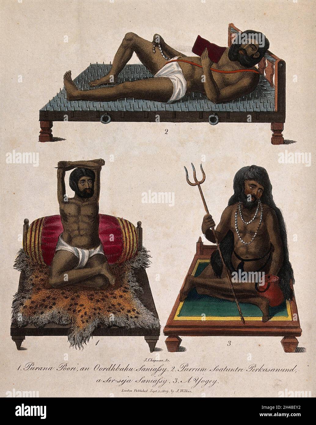 Trois ascétiques hindous, ou saints hommes : au-dessus, un homme allongé sur un lit de clous ; en dessous à gauche, un homme assis dans la position lotus avec les bras flétris levés au-dessus de sa tête ; en dessous à droite, un homme assis dans la position lotus tenant un trident.Gravure colorée par J. Chapman, 1809. Banque D'Images