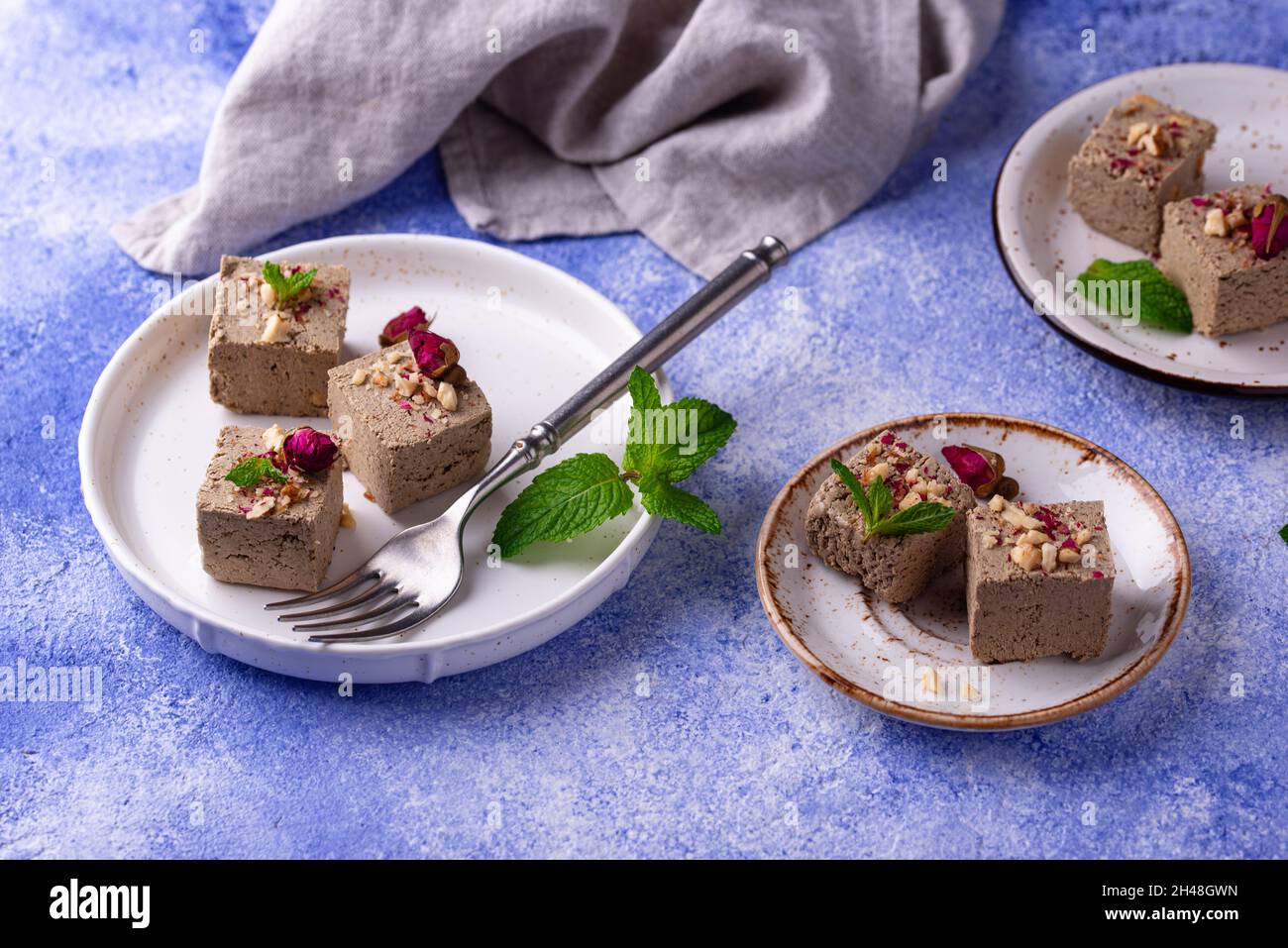 Halva aux pétales de rose et aux noix. Banque D'Images