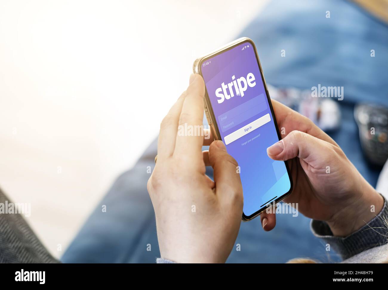 San Francisco, CA, Etats-Unis, 15 mars 2021: Femme tenant un smartphone avec application Stripe à l'écran.Stripe est une société américaine de services financiers.B Banque D'Images
