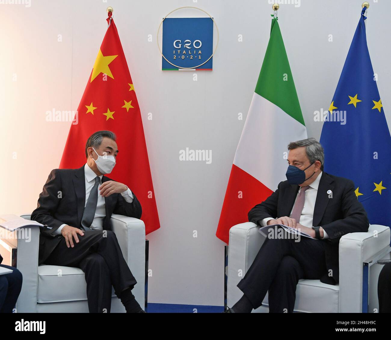 Rome, Italie.31 octobre 2021.Le Premier ministre italien Mario Draghi (R) rencontre le conseiller d'État chinois et le ministre des Affaires étrangères Wang Yi à Rome, en Italie, le 31 octobre 2021.Credit: Jin Mamengni/Xinhua/Alamy Live News Banque D'Images