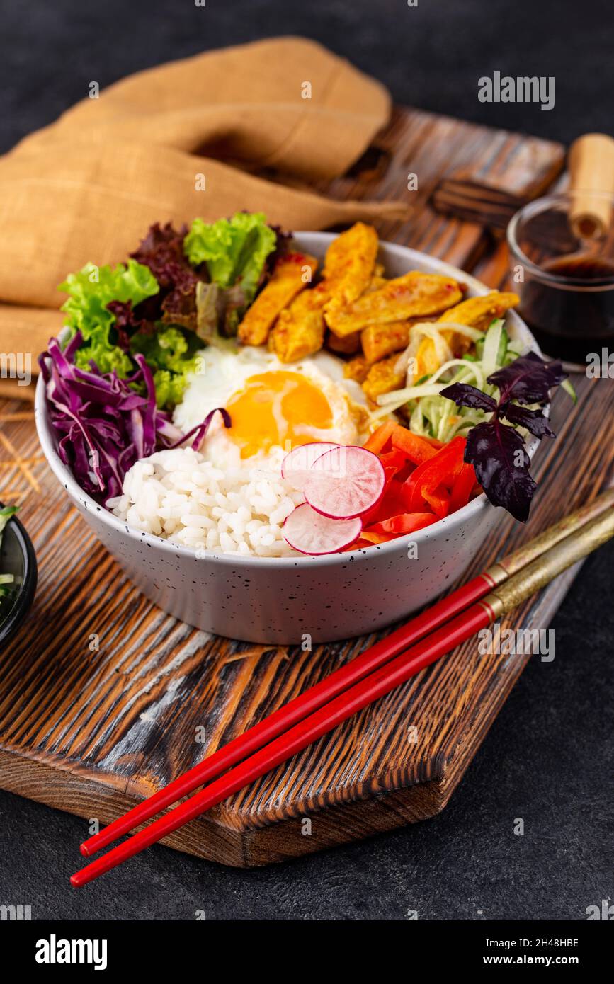 Bibimbap coréen. Bol avec viande, riz et salade Banque D'Images