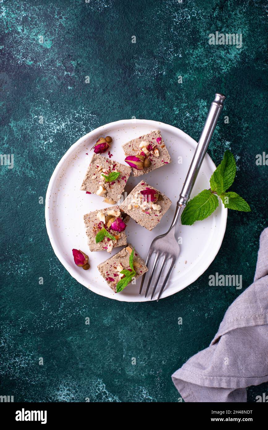 Halva aux pétales de rose et aux noix. Banque D'Images