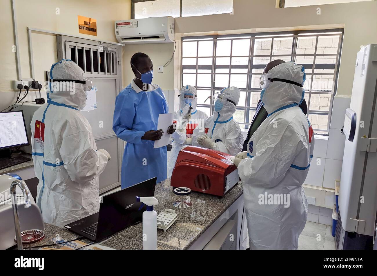 (211101) -- NEW YORK, le 1er novembre 2021 (Xinhua) -- des membres de l'équipe d'experts médicaux chinois communiquent avec des travailleurs de la santé locaux de première ligne dans un centre de test COVID-19 à Juba, au Soudan du Sud, le 21 août 2020.(Ambassade de Chine au Soudan du Sud/document via Xinhua) Banque D'Images