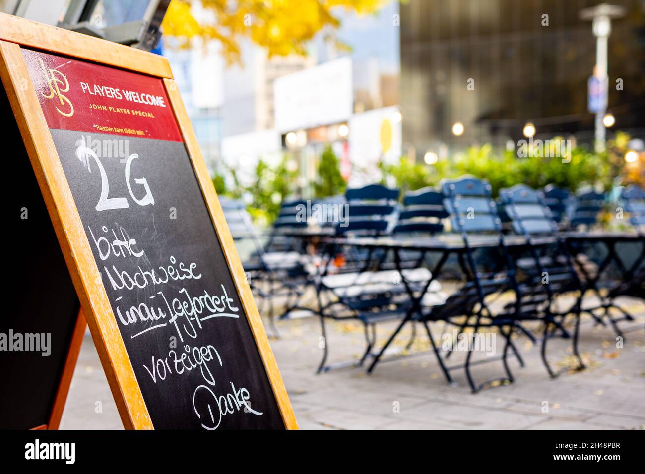 01 novembre 2021, Basse-Saxe, Hanovre: L'inscription '2G - s'il vous plaît montrer la preuve sans être demandé - merci' peut être lu sur l'exposition d'un restaurant.La pandémie de Corona, avec ses effets sur l'industrie hôtelière et de la restauration, est le thème central de la conférence d'association d'état de l'Association allemande des hôtels et restaurants (DEHOGA).Photo: Moritz Frankenberg/dpa Banque D'Images