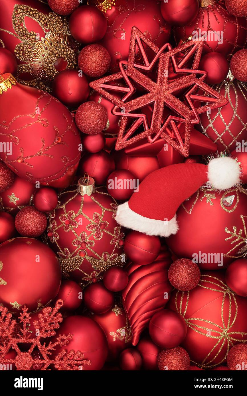 Chapeau de noël, décorations de luxe rouges et dorées.Composition abstraite de Noël en arrière-plan pour les fêtes de fin d'année.Vue de dessus. Banque D'Images
