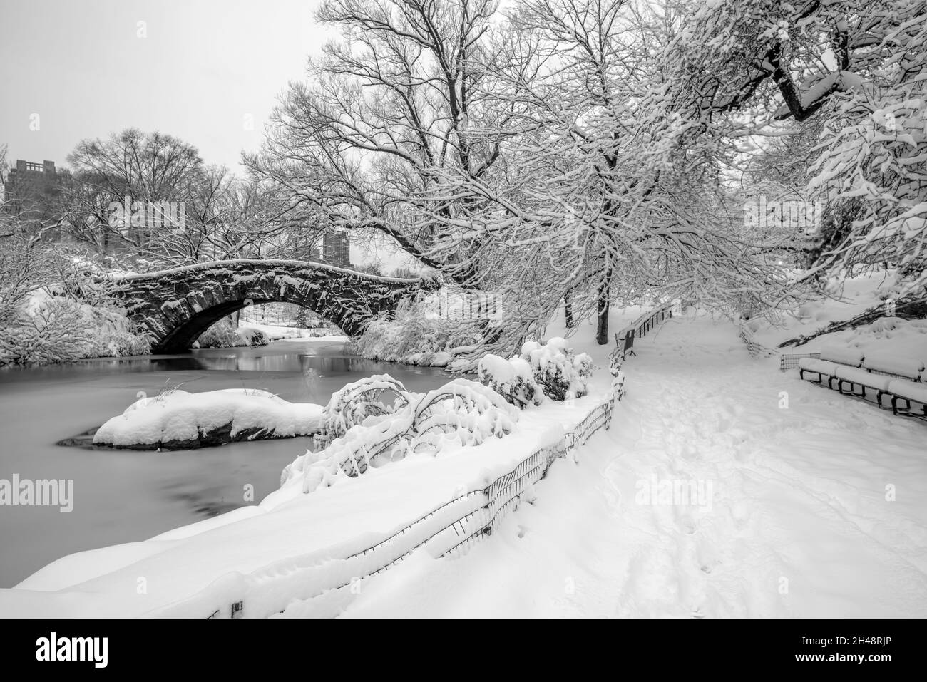 Pont Gapstow dans Central Park après la tempête de neige en début de matinée Banque D'Images