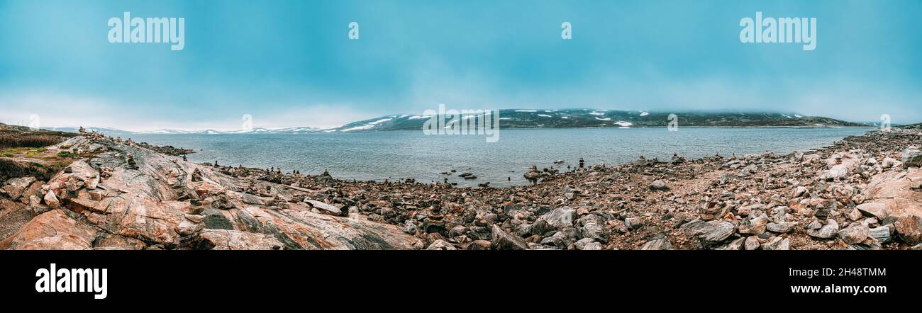 Norvège.Pierres sur la côte du magnifique lac Orteren au printemps Nuageux Day.Nature norvégienne.Panorama, vue panoramique. Banque D'Images