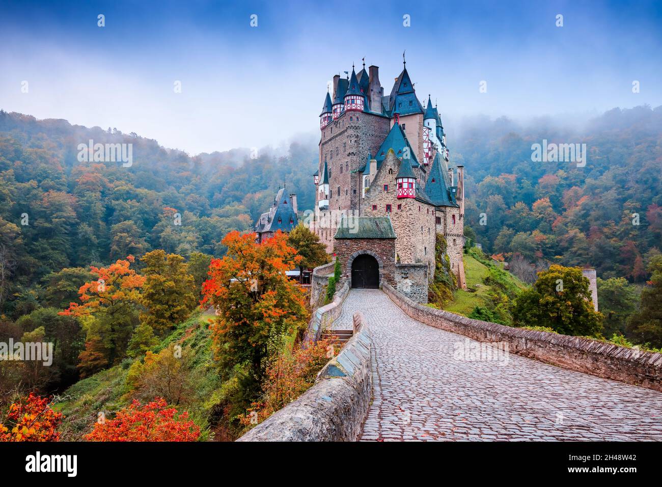 Château d'Eltz ou Burg Eltz. Château médiéval sur les collines au-dessus de la Moselle. La Rhénanie-Palatinat en Allemagne. Banque D'Images