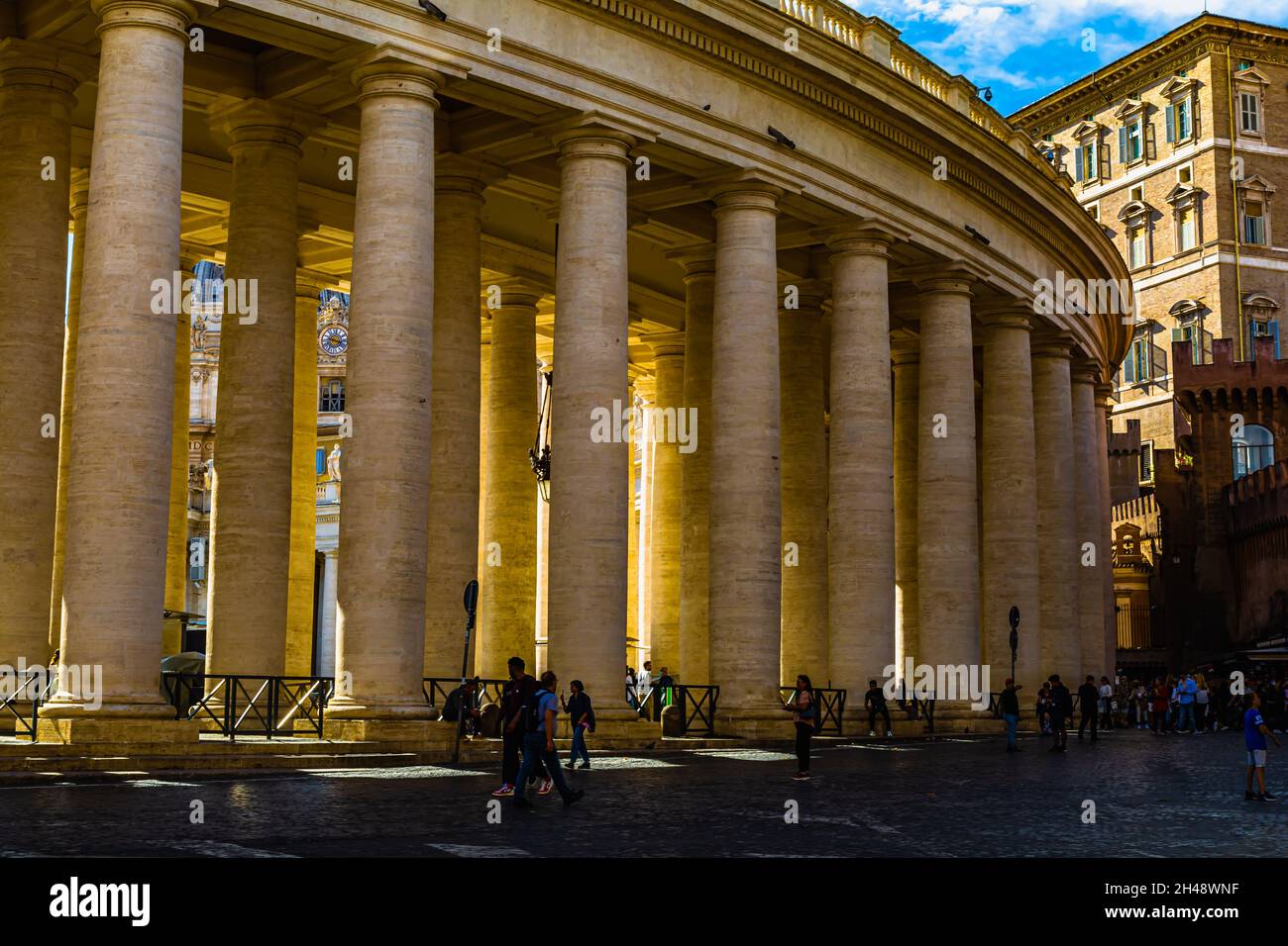 La célèbre Piazza San Pietro, un exemple remarquable d'architecture baroque et d'aménagement urbain, est dédiée au saint homonyme Banque D'Images