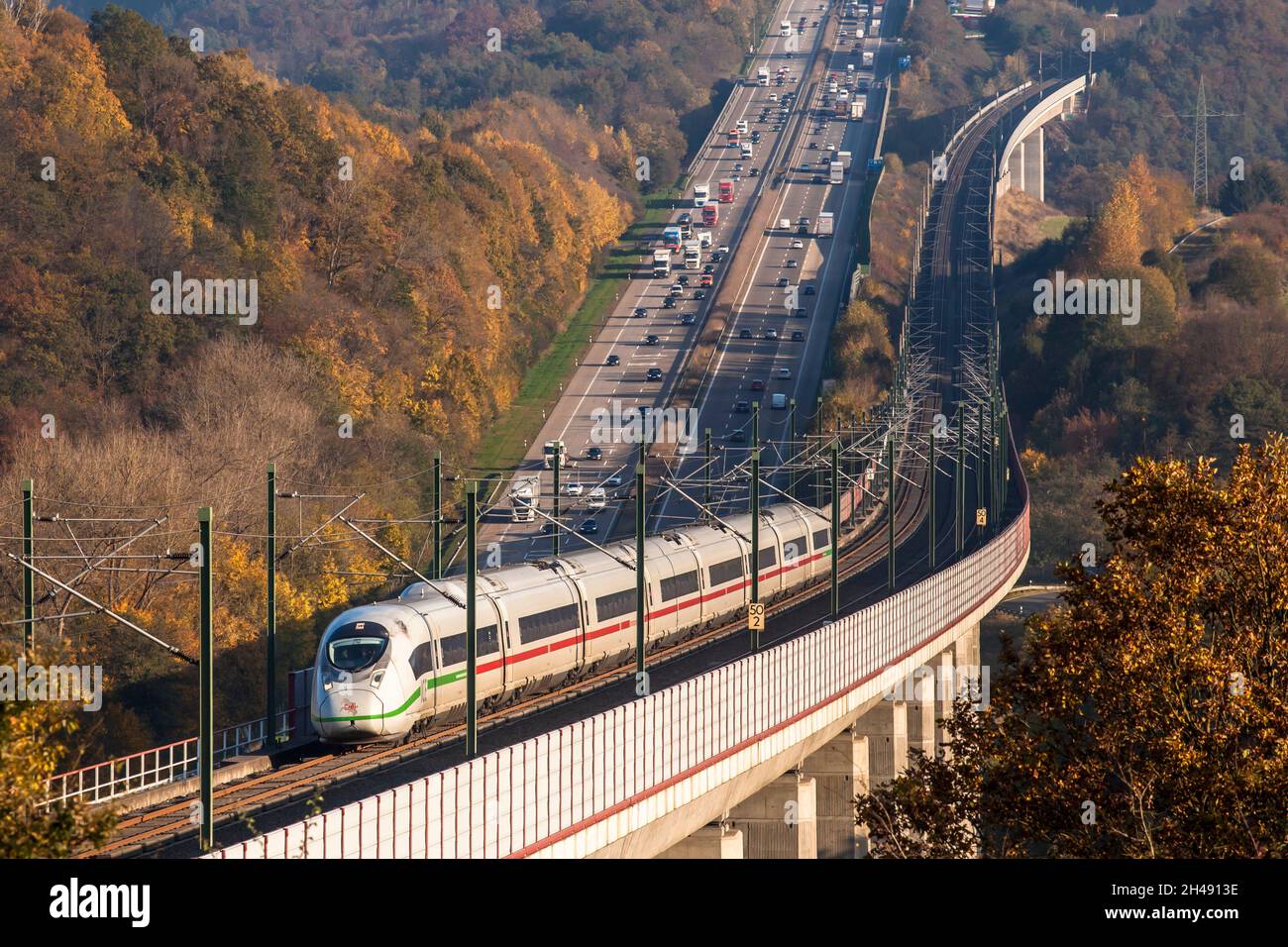 Train à grande vitesse ICE 3 de Deutsche Bahn AG sur la ligne à grande vitesse de Francfort à Cologne, l'autoroute A3, le pont Hallerbachtal, Neustadt Wied, Rhin Banque D'Images