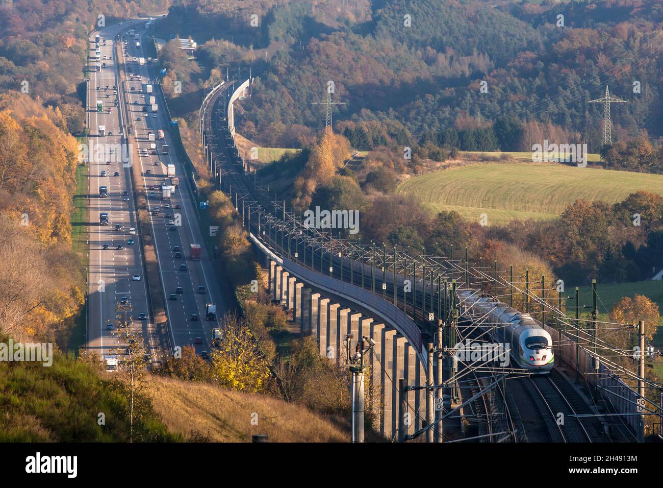 Train à grande vitesse ICE 3 de Deutsche Bahn AG sur la ligne à grande vitesse de Francfort à Cologne, l'autoroute A3, le pont Hallerbachtal, Neustadt Wied, Rhin Banque D'Images
