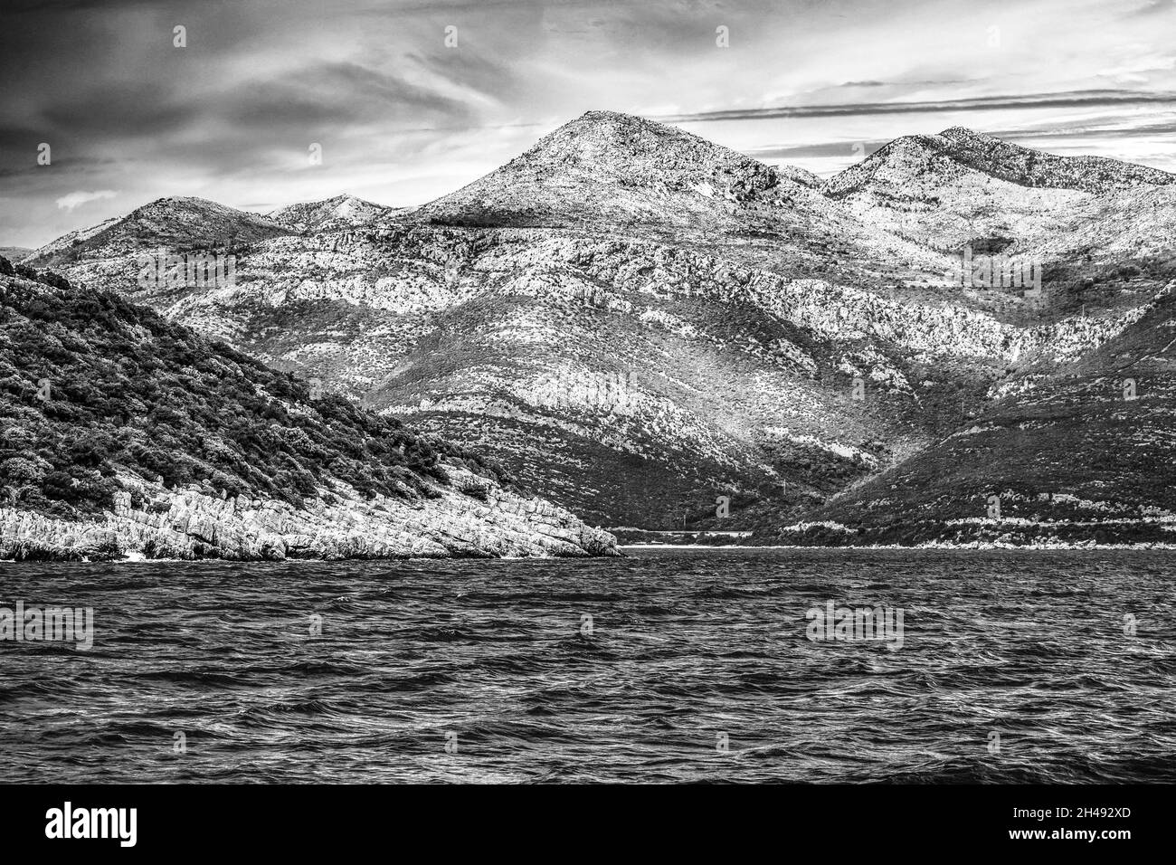 Mer et montagnes paysage de Croatie Dubrovnik en noir et blanc Banque D'Images